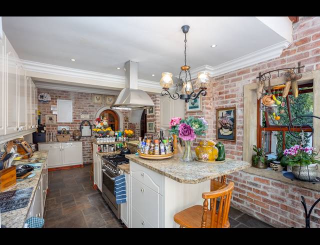 6 BEDROOM FREEHOLD TO LET IN CONSTANTIA